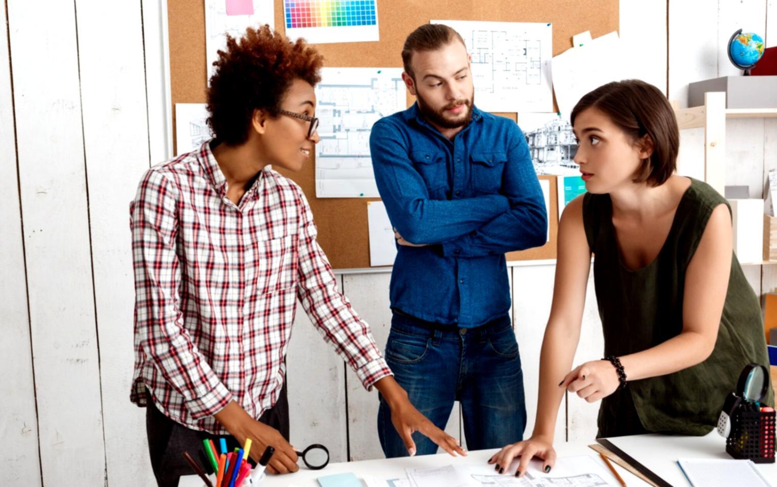 Consultation financière personnalisée dans un bureau moderne